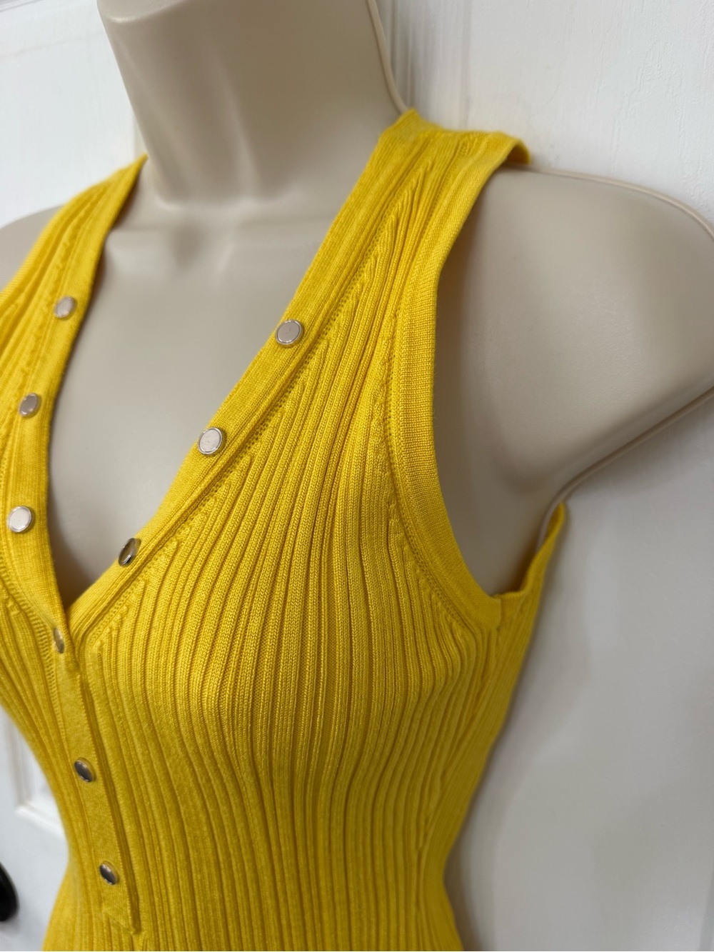 White House Black Market Yellow Ribbed Tank XS Snap Front Stretch Top - Picture 6 of 9
